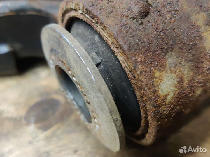 Рычаг передний правый нижний Toyota LC200 2016г