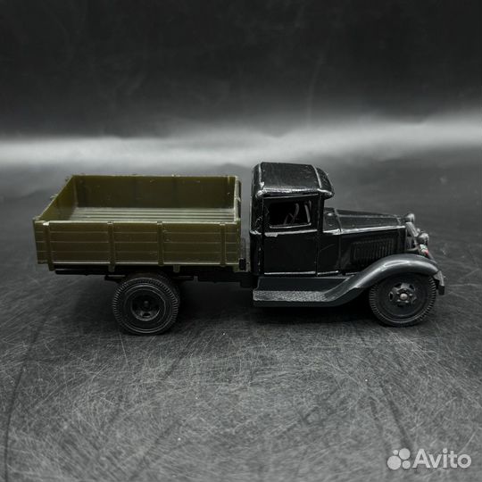 Модель моделька газ 1:43 машина машинка