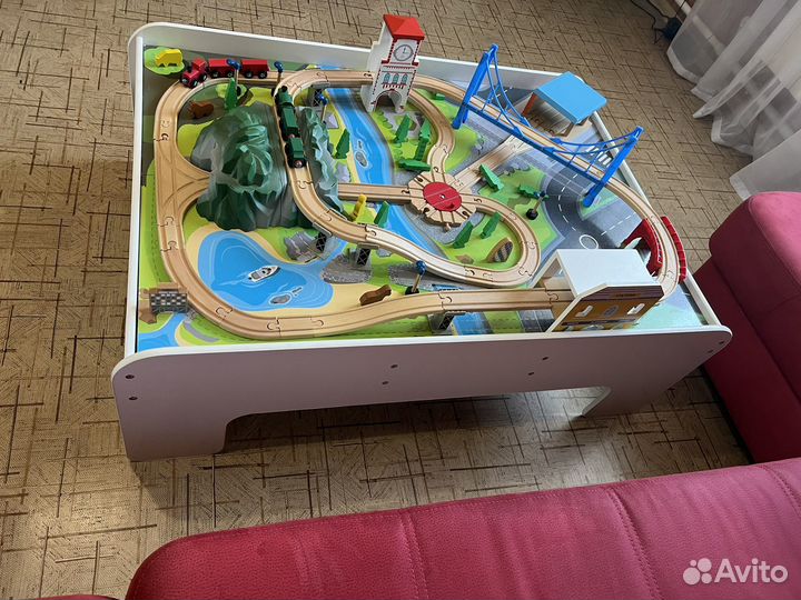 Стол с деревянной железной дорогой