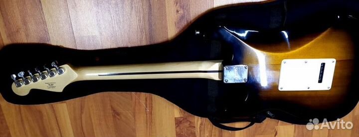 Две электрогитары Squier by Fender Stratocaster