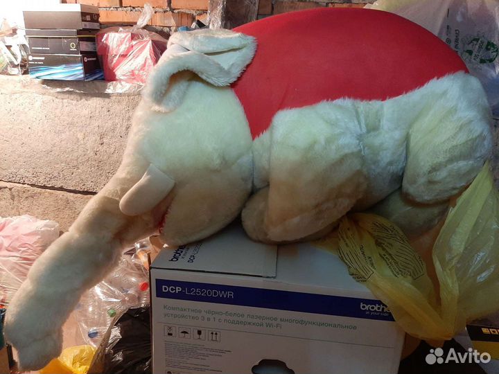 Огромный слон