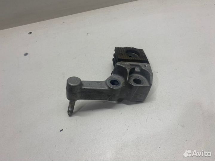 Крепление подушки двигателя правое Toyota Camry