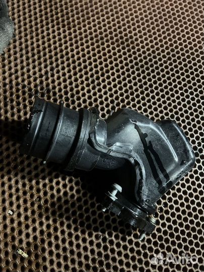 Audi a3 8V 1.4 CXS патрубок впускной 04E129656