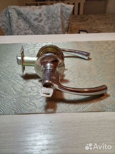 Дверная ручка с замком