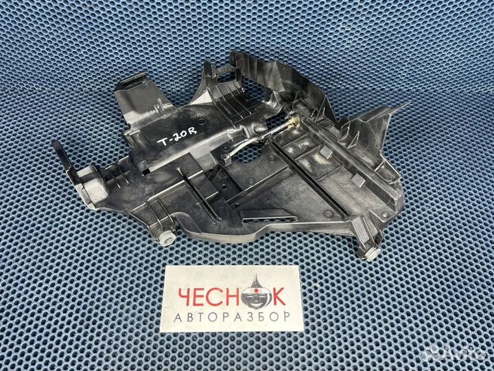 Крепление кронштейн правой фары Touareg до 2007г