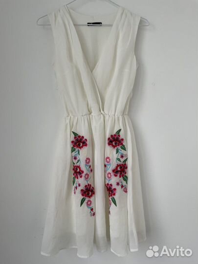 Платье белое с вышивкой S