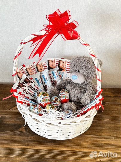 Подарок Корзинка с мишкой и киндер шоколадом