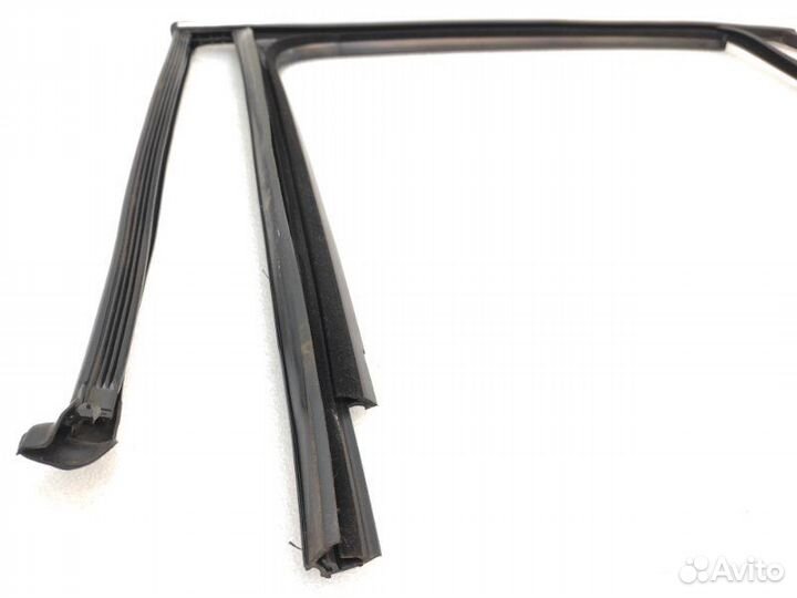 Уплотнитель стекла двери задний левый Volkswagen