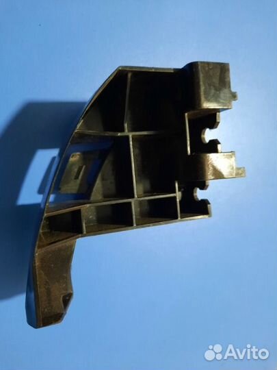 Кронштейн фонаря задний правый Тoyota Land Cruiser