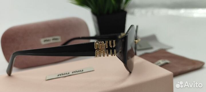 Солнцезащитные очки Miu Miu