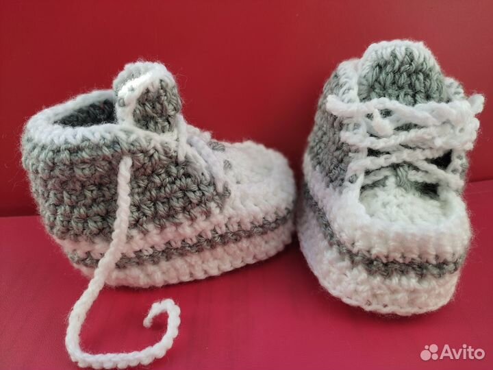 Вязаные пинетки кеды