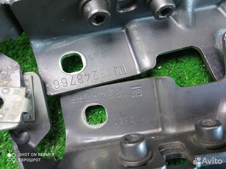 Петля капота Opel Insignia (2008-2015)