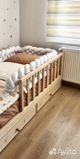 Кровать детская с защитными бортиками