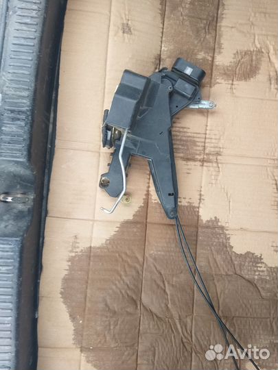 Замок левый передний двери на тойоту короллу