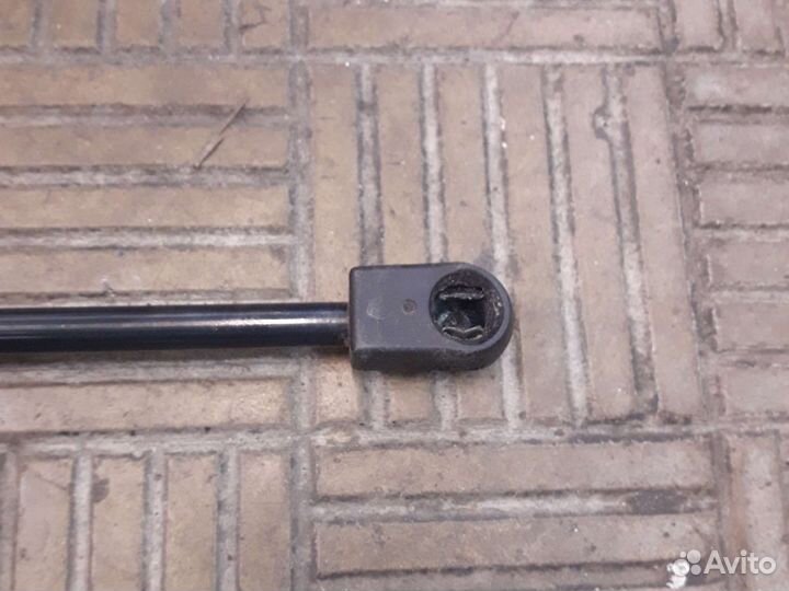 Амортизатор капота Volkswagen touareg gp