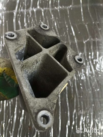 Кронштейн двигателя правыйBMW 3 e46 m47