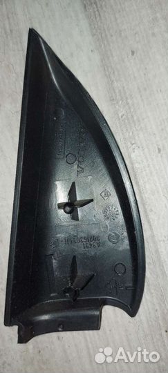 Декоративная накладка задней левой двери на volvo