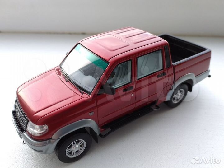 Модель автомобиля УАЗ Патриот 1:43 DiP