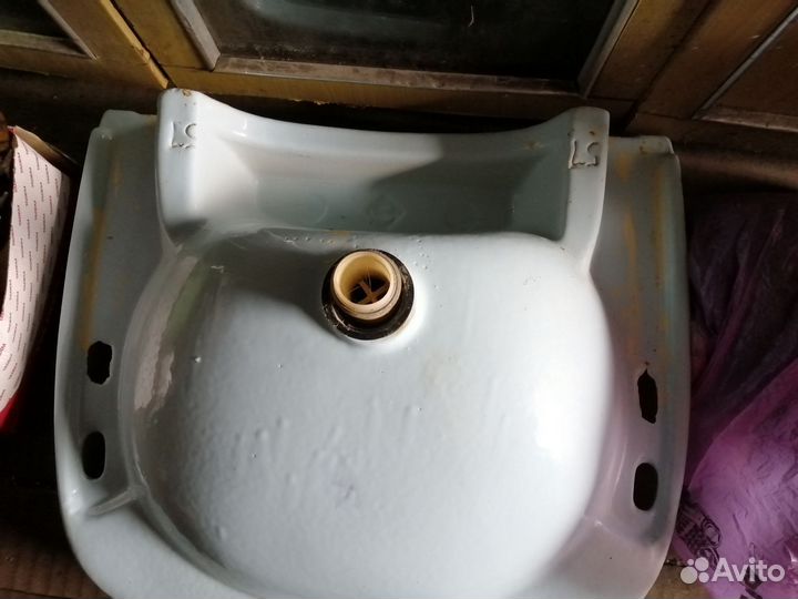 Раковины для ванны, а другая для кухни