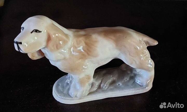 Фарфоровая статуэтка Собака