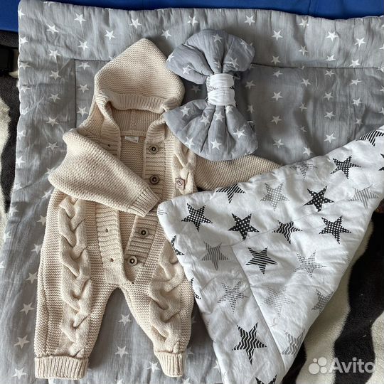 Детский вязаный комбинезон и конверт на выписку