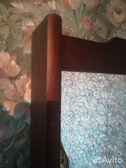 Зеркало в деревянной раме