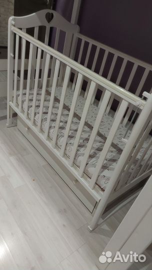 Детская кроватка с маятником и ящиком