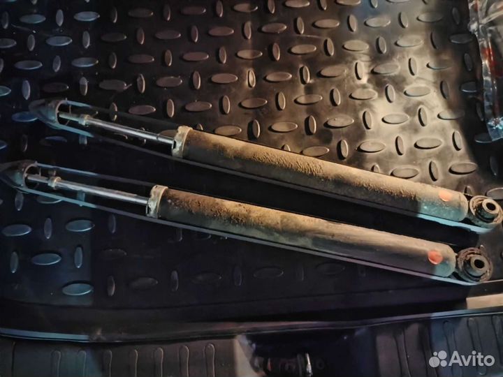 Задние амортизаторы Nissan Juke