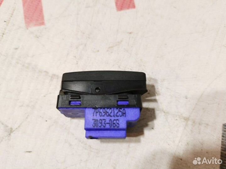 Кнопка центрального замка Volkswagen Touareg NF