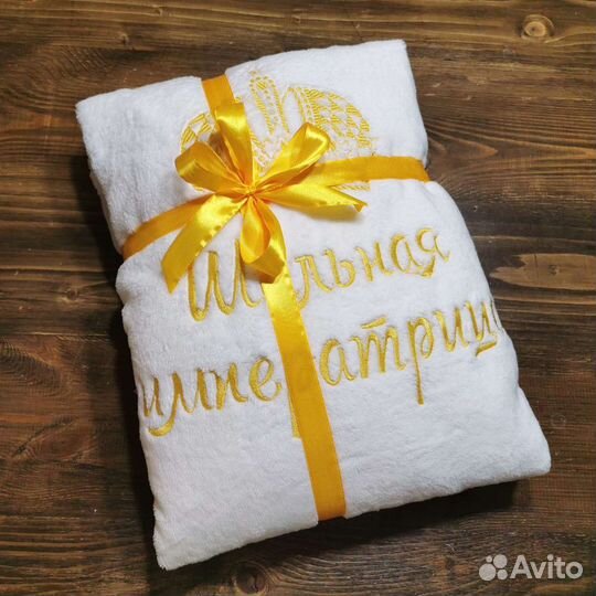 Женский велюровый халат с вышивкой