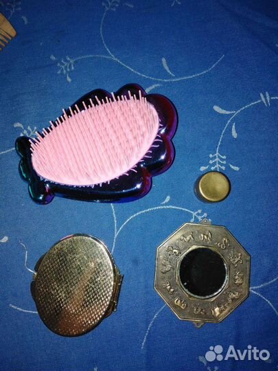 Зеркальце, щётка для волос и пульверизатор