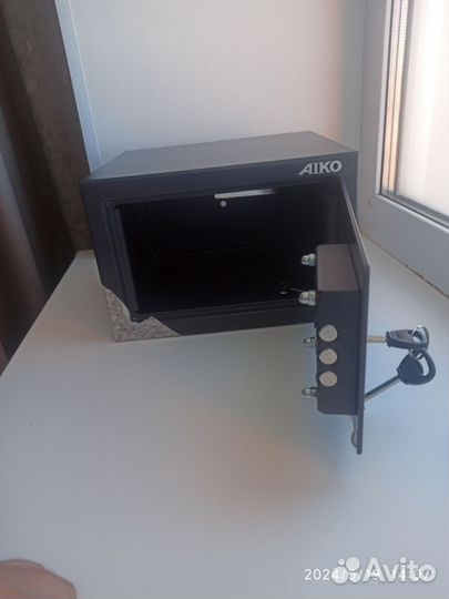 Сейф металлический