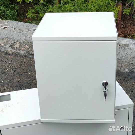 Железный шкафчик для оборудования