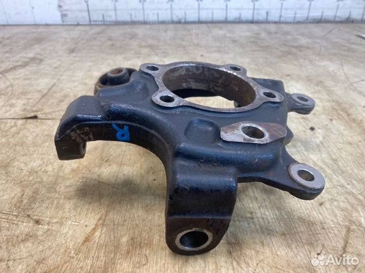 Кулак поворотный задний правый Mitsubishi Pajero 4