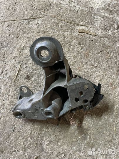 Кронштейн двигателя правый VW Passat B5 2.3