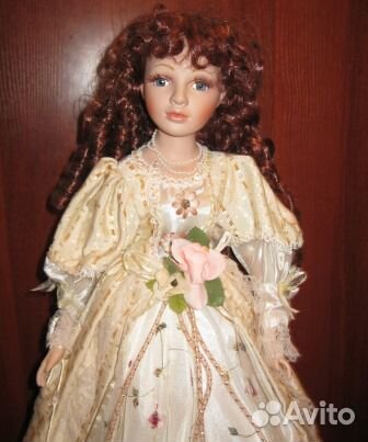Большая фарфоровая кукла