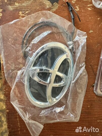 Значок toyota с подсветкой