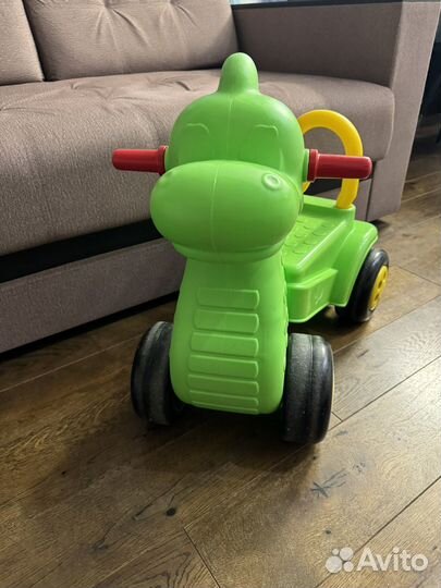 Каталка динозавр на колесиках