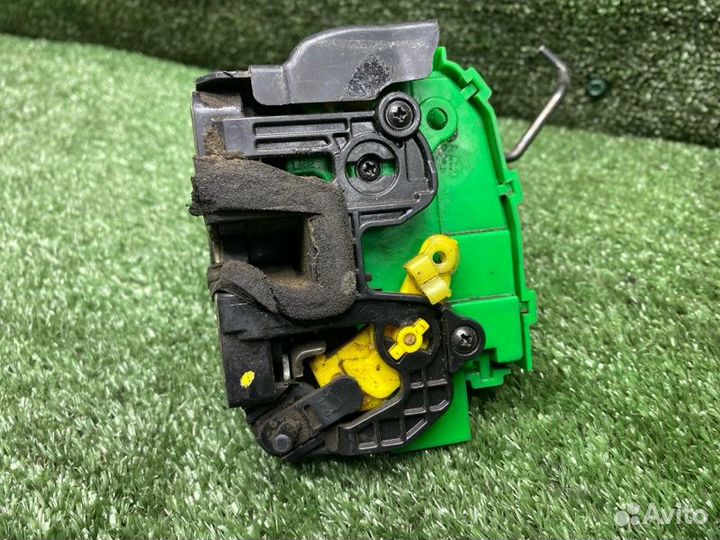 Замок двери задний левый Kia Rio 3