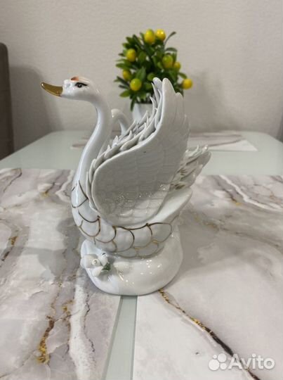 Статуэтка лебедь