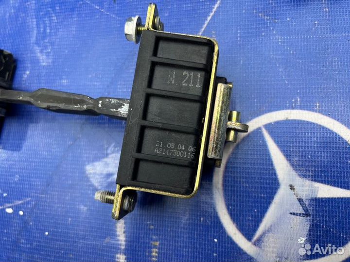 Ограничитель двери Mercedes E320 W211 112.949 2003