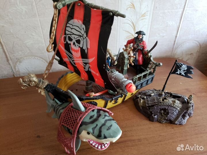 Пиратский корабль с набором игрушек