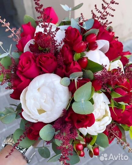 Свадебный букет в красных бордовых тонах