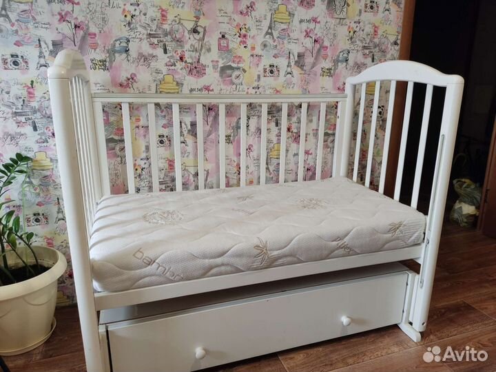 Детская кроватка с маятником и ящиком