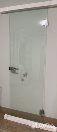 Стеклянная дверь