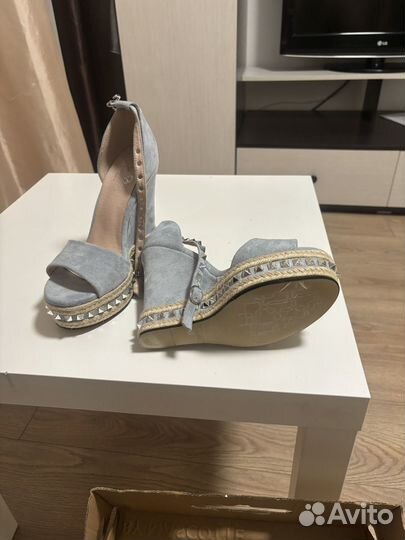 Босоножки на высокой платформе