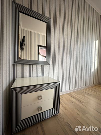 Прикроватные тумбочки и зеркало бу