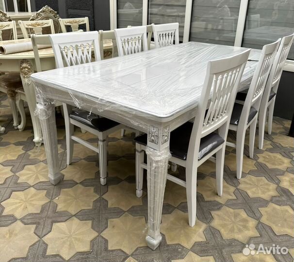 Стол и стулья