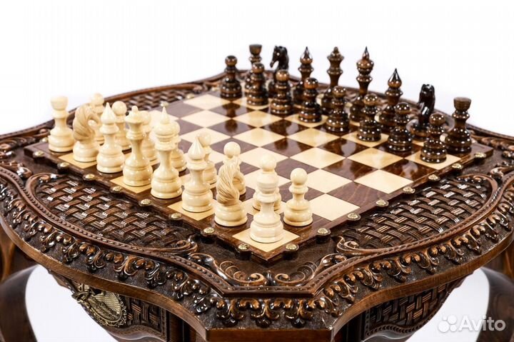 Шахматный столик с авторским оформлением контура с