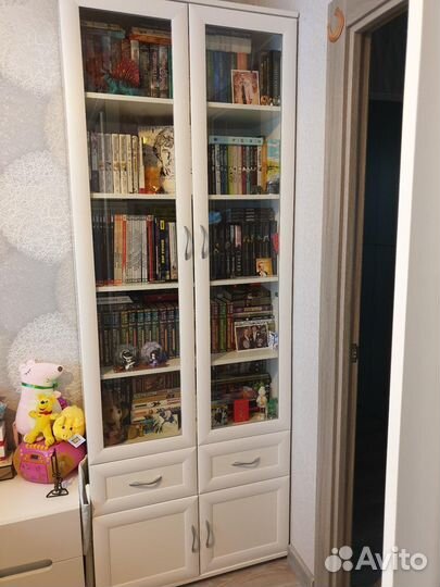 Книжный шкаф